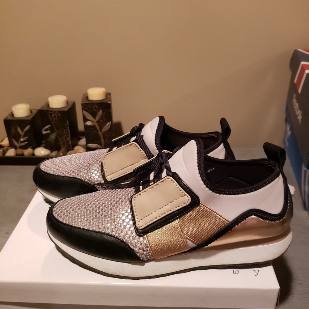 Tennis shoes
